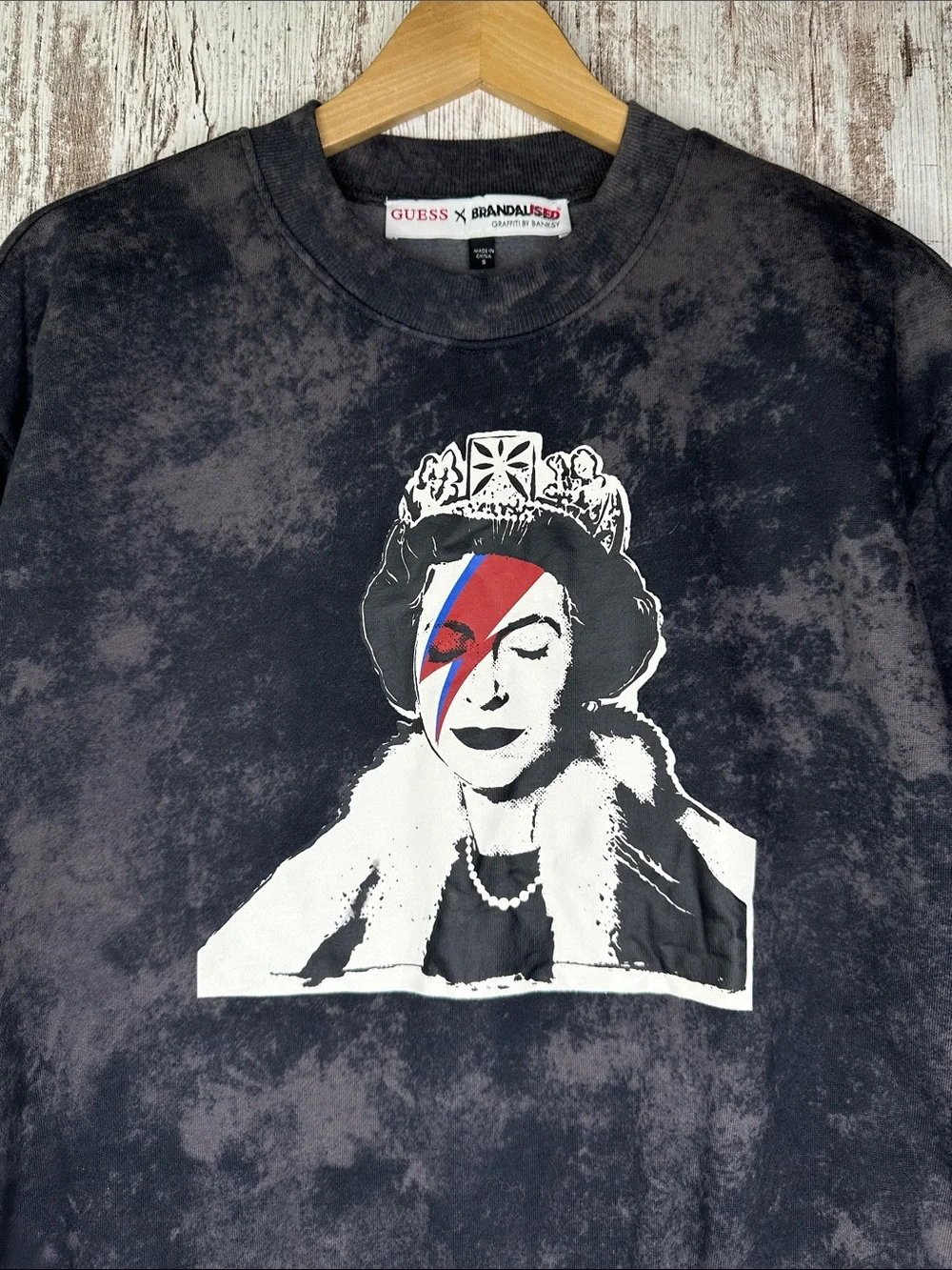GUESS X BRANDALISED WITH GRAFFITI BY BANKSY QUEEN SWEATSHIRT Men’s Sz S
